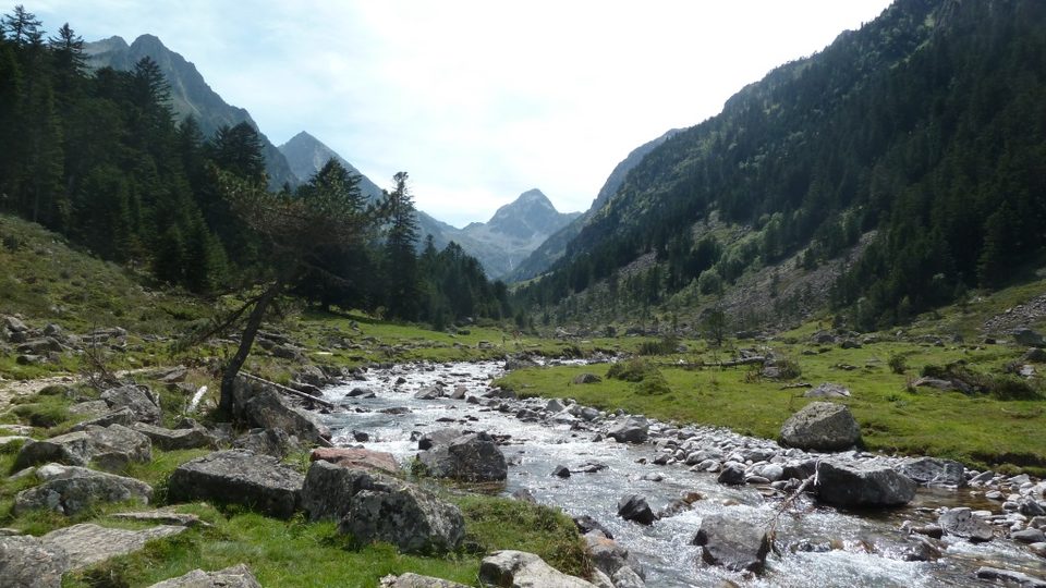 Départ du sentier le long du gave de Lutour