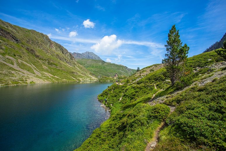 Le lac et le refuge d'Ilhéou