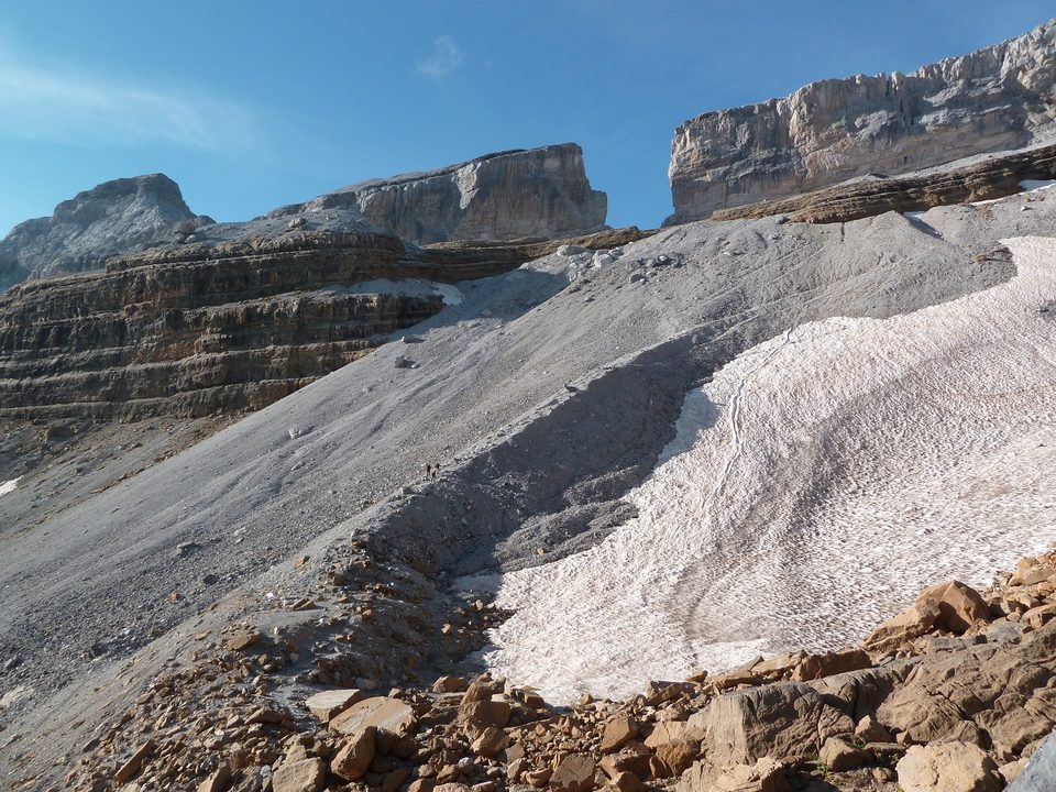 Montée raide et glissante sur la moraine