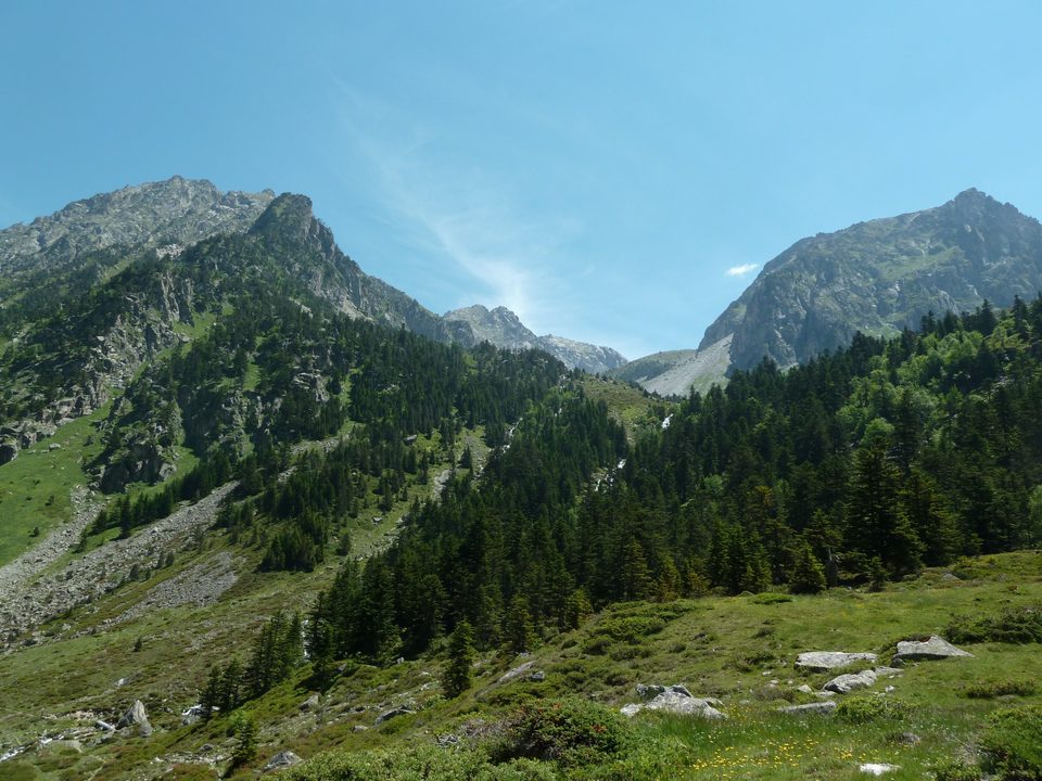 Le bois des Masseys et le vallon d'accès aux trois lacs
