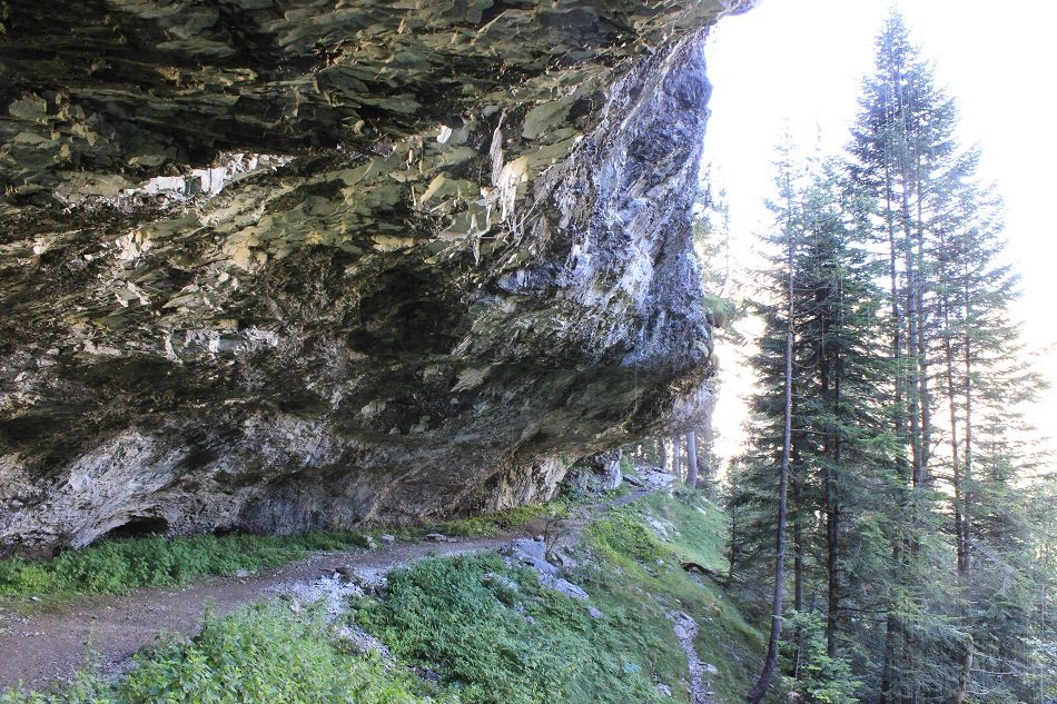 Le passage en corniche du chemin des Espugues