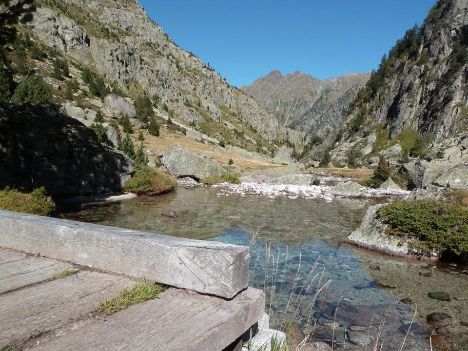 Passerelle sur le ruisseau du Larribet
