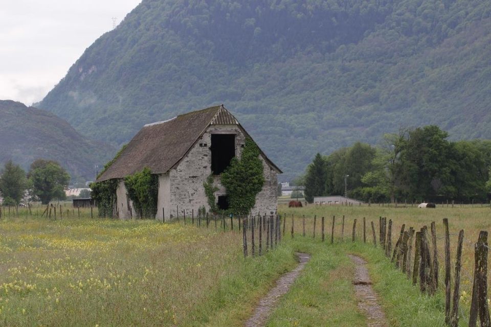 Grange au milieu des prairies de fauche