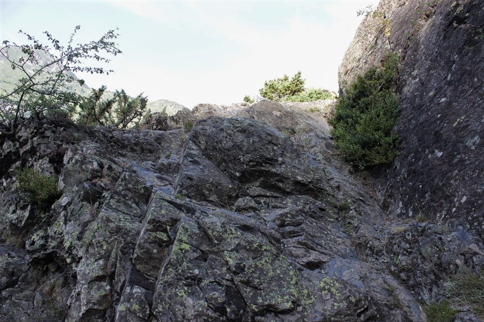 L'un des passages dans la roche (prudence par temps humide)