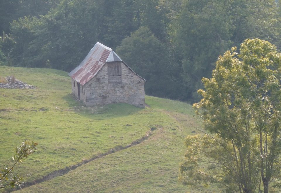 Grange en arrivant à Arcizans-Avant