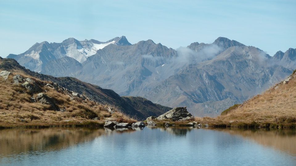 Lac de Bassia, dominé par le Pic Long
