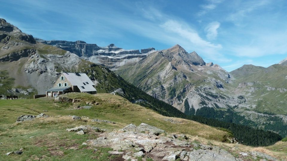 Le refuge et son panorama sur la Brèche de Roland