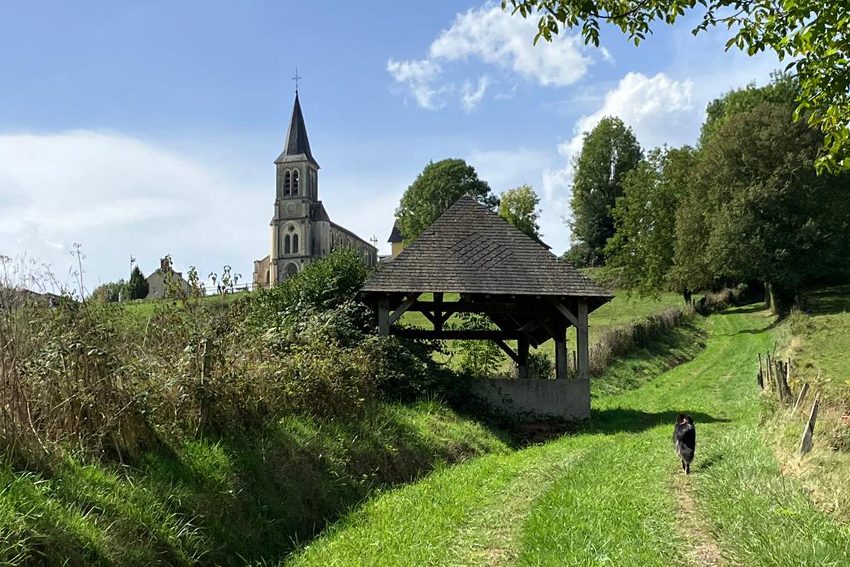 Vue sur le lavoir et l'église de Mauvezin