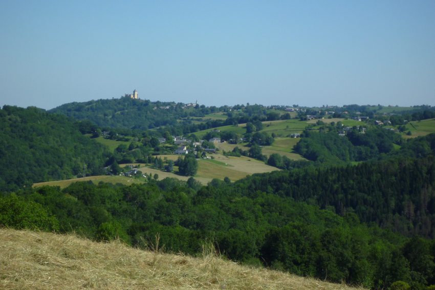 Vue sur les Baronnies et le château de Mauvezin
