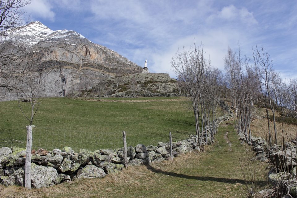 Chemin d'accès bordé de murets de pierre