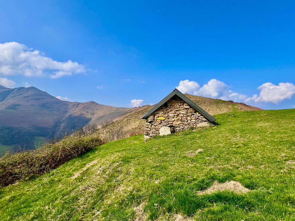 Cabane pastorale au sommet