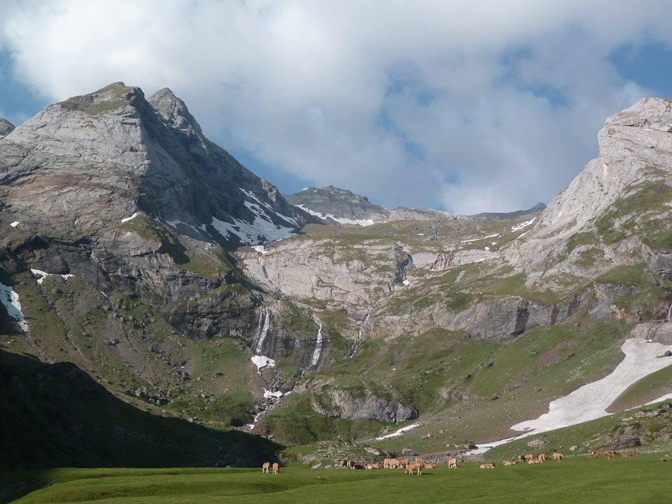 Le plateau du Maillet, dominé par le massif de Gabiédou