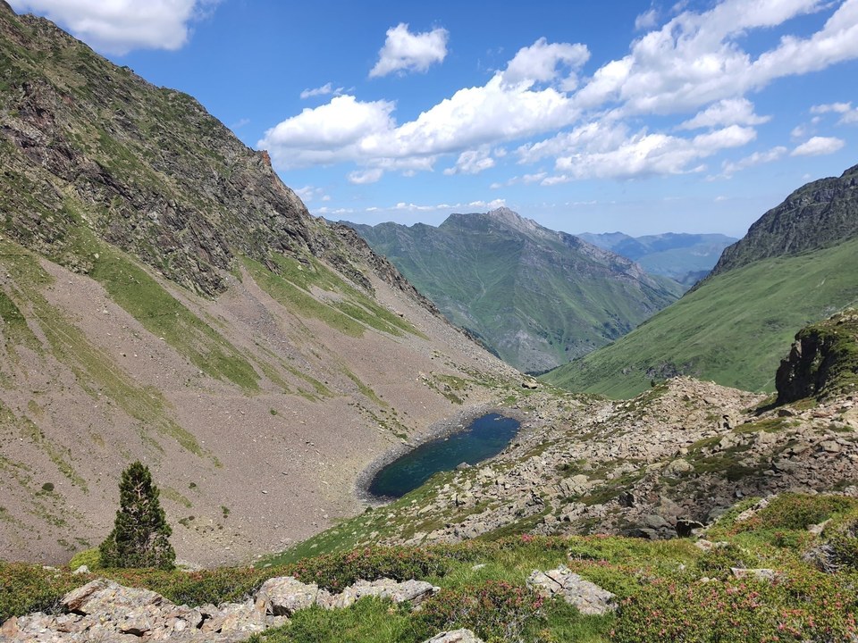 Le lac de Barbat dans son écrin minéral