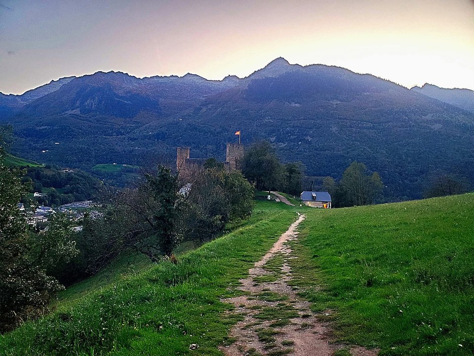 Les ruines du château, dominées par le massif de l'Ardiden