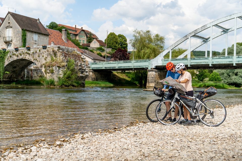 Cyclistes à Port-Lesney