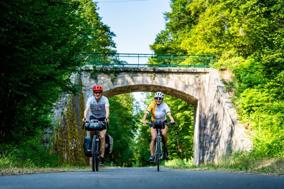 Cyclistes sur la Voie de la Bresse Jurassienne