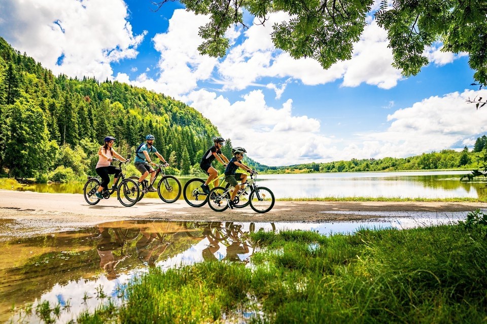 Famille devant le lac d'Etival