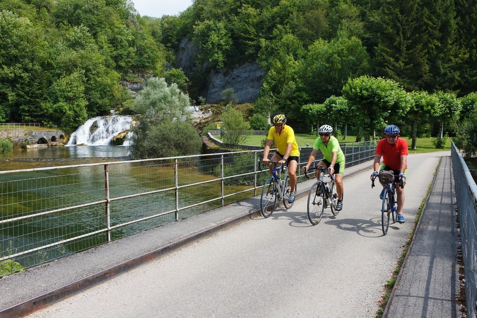 Cyclistes devant les Pertes de l'Ain