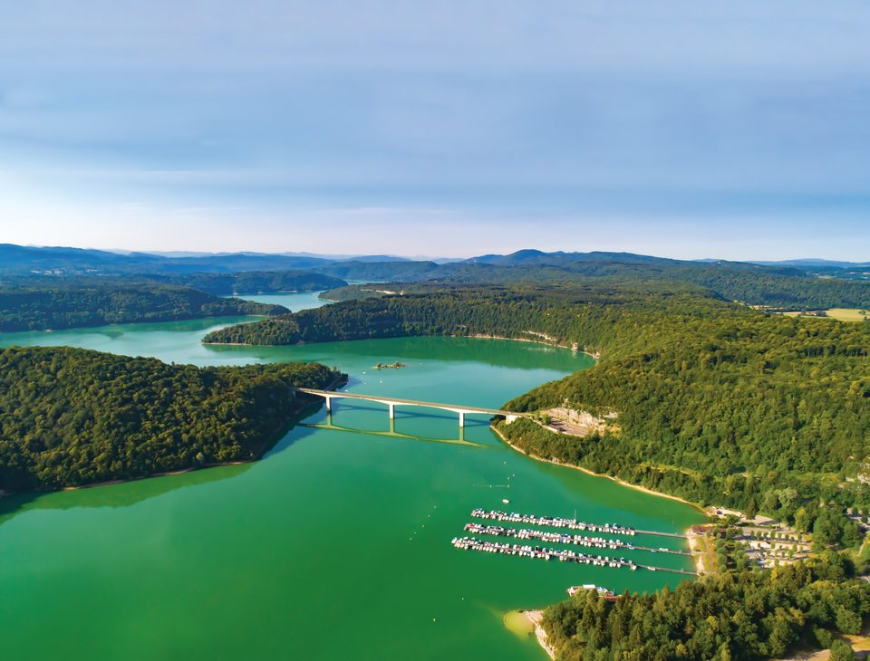 Lac de Vouglans et pont de la Pyle
