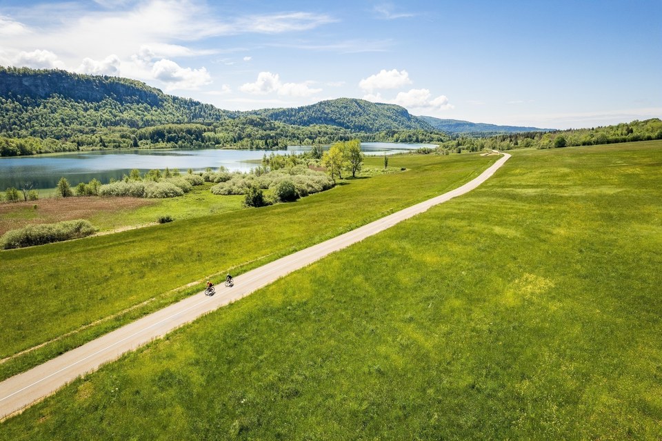 cyclistes sur le plateau des 4 lacs