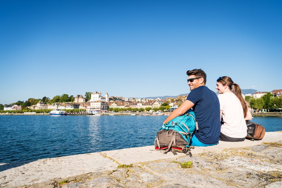 Randonneurs à Nyon devant le lac Léman