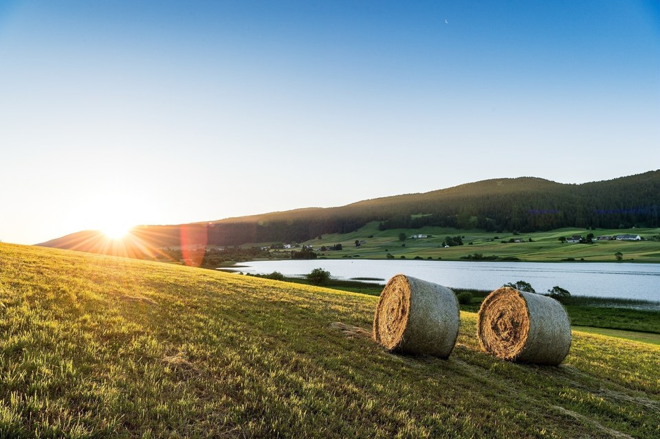 Balle de foin et lever de soleil sur le Lac des Rousses