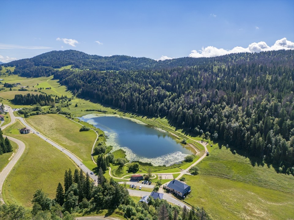 Le Lac de Lamoura et sa tourbière