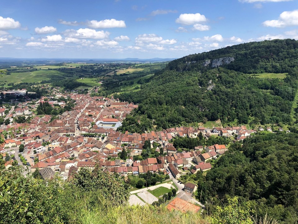 Vue de la ville de Poligny depuis la Croix du Dan