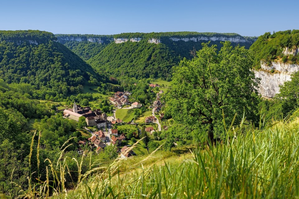 Vue sur Baume-les-Messieurs depuis le belvédère de Granges-sur-Baume