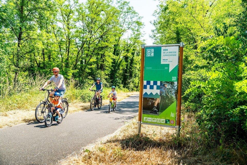Famille sur la Voie de la Bresse Jurassienne