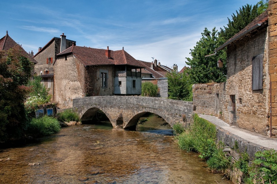 Habitations sur les bords de la Cuisance à Arbois