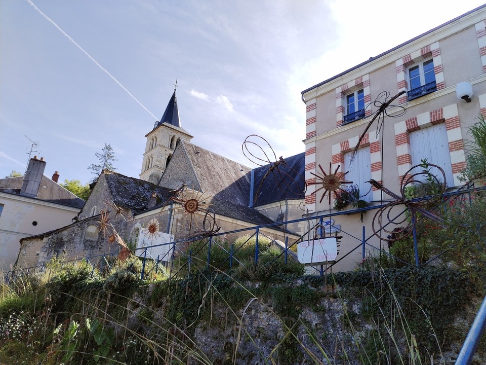 Vue sur l'église et la mairie de Villaines-les-Rochers