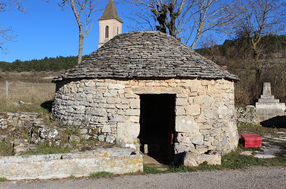 Puit au Falisson sur le Causse de Sauveterre