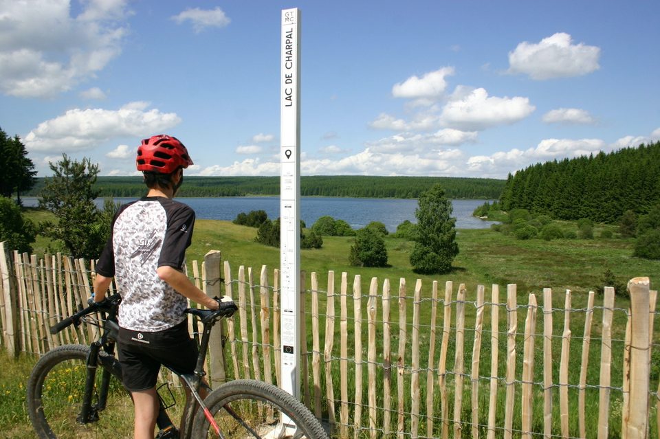 Totem GTMC au Lac de Charpal