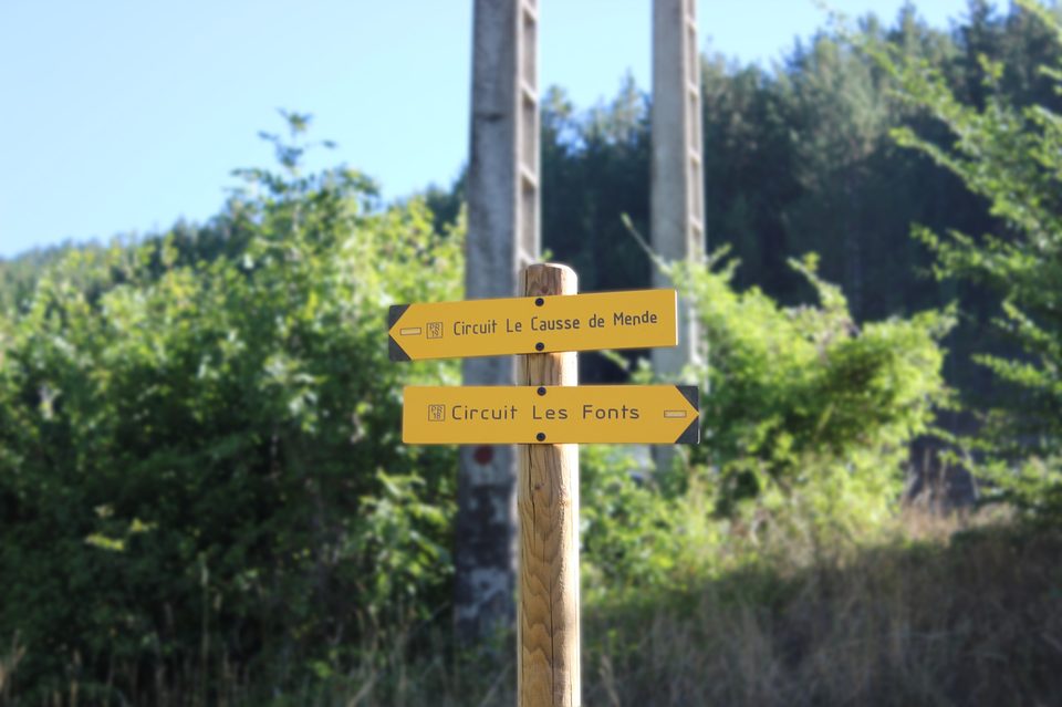 Panneaux signalétiques croisement "Les fonts"