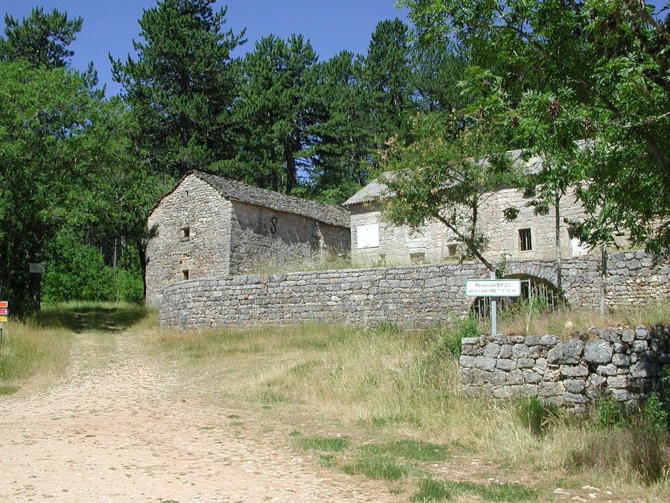 Village Mort de la Chaumette sur le Causse de Mende