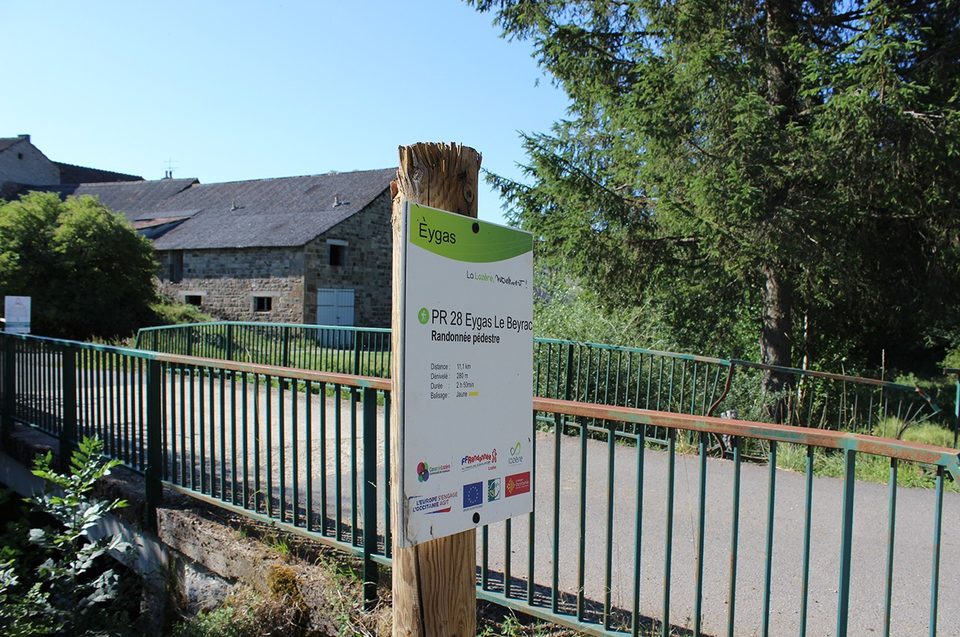 Panneau du départ du sentier à l'entrée du village d'Eygas