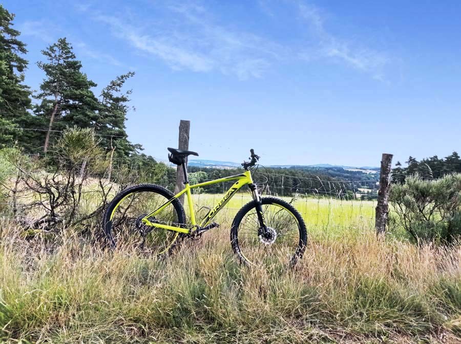 VTT au bord d'un champ