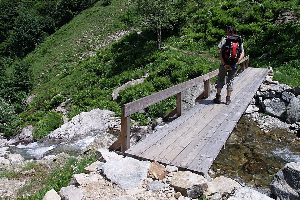 Il ponte in legno sul torrente