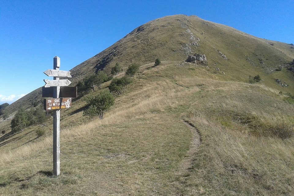 La dorsale prativa che sale al Monte Vecchio dal Colle Arpiola