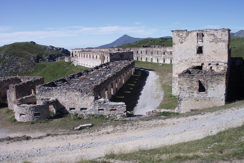 Gli imponenti ruderi della Caserma difensiva Centrale