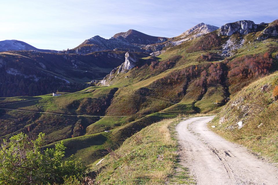 La strada sterrata che porta alla Sella della Brignola