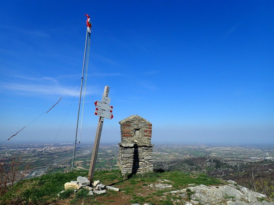 La cima e il pilone di Bric Berciassa