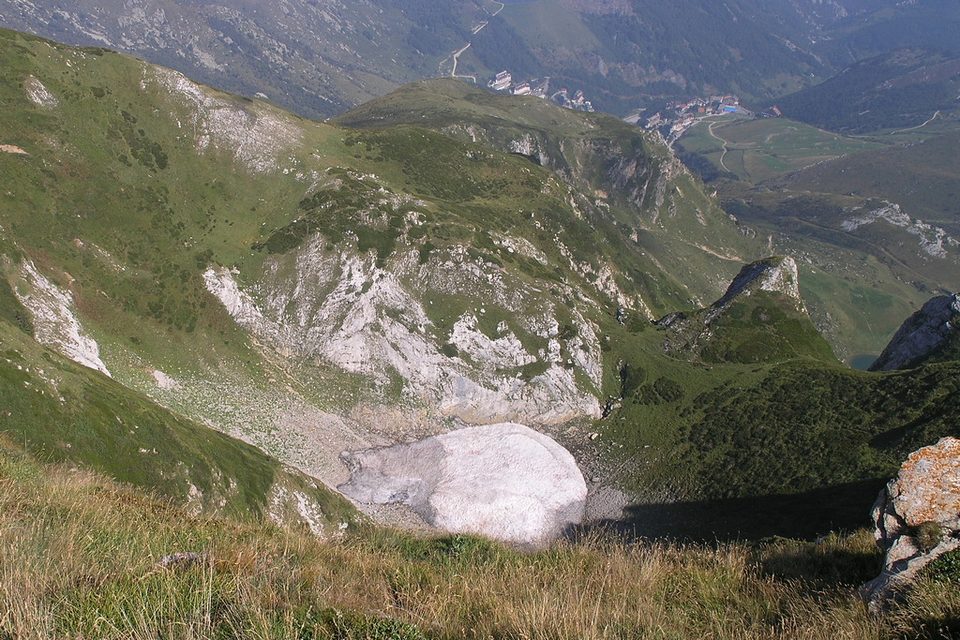Il Laghetto del Mondolè, fotografato a fine agosto ancora coperto di neve
