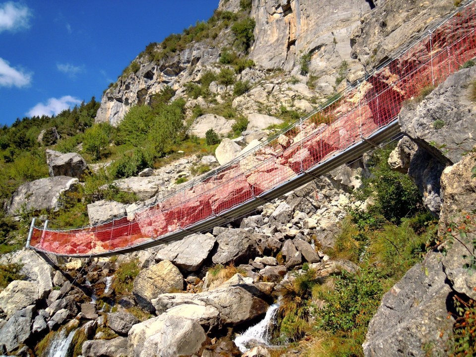 il caratteristico ponte sospeso sulle Vene del Tanaro