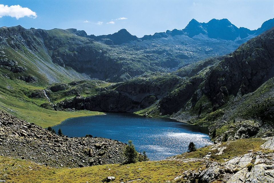Lac de Vens (2380 m), son refuge, au fond à droite la brèche Borgogno (2944 m)