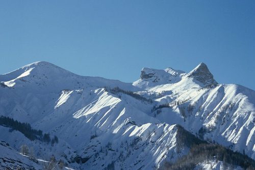 Roche-Cline, (2416 m), le premier avril 2000 dans un paysage bien enneigé encore très hivernal