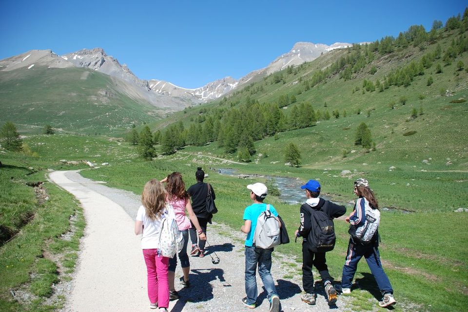 Groupe de marcheurs sur un sentier près du Pont Rouge, vallon de l'Oronaye en fond