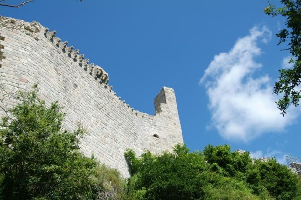 Le Chateau de Ventadour, vestiges des machicoulis