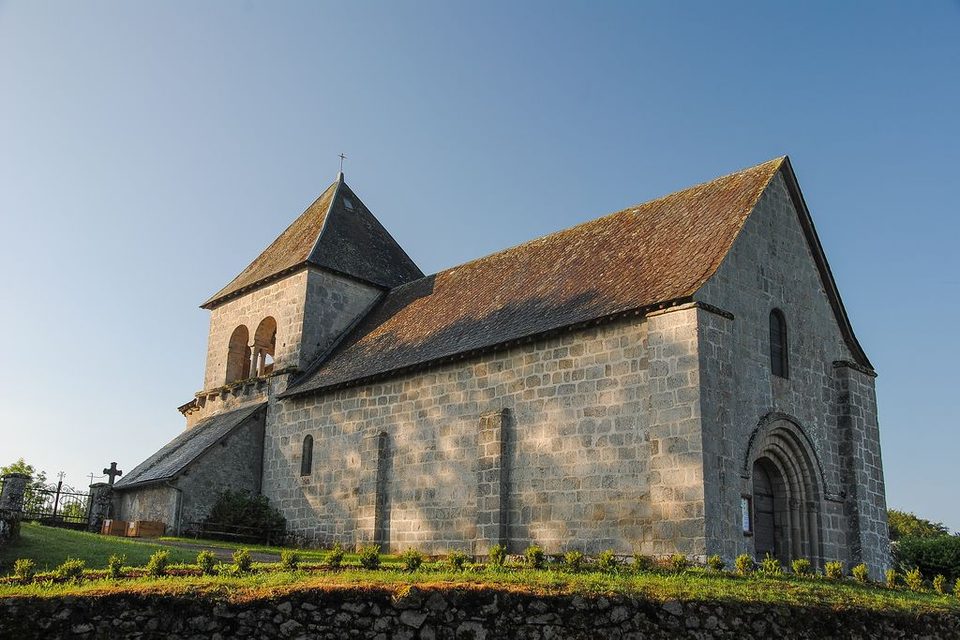 Vuegénérale_Veyrieres_Granite_Eglise_Josselin_Matthiaud_1